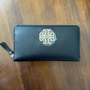 NEW -Tory Burch Britten Zip Continental Wallet in Black
